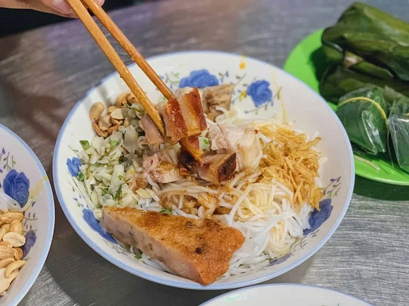 T&ocirc; b&uacute;n mắm n&ecirc;m Đ&agrave; Nẵng đầy đặn topping tại qu&aacute;n B&agrave; Xu&acirc;n đường Hải Ph&ograve;ng 